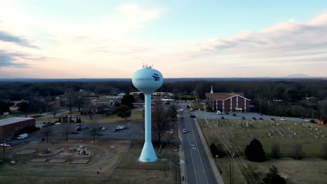 Kleine-Stadt-Wasserturm-Luftbahn-In-Clemmons-North-Carolina
