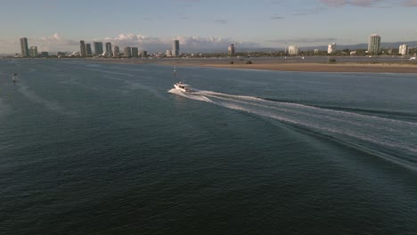 Vista-Aérea-Sobre-Un-Barco-En-El-Agua-Ancha-En-La-Costa-De-Oro-Moviéndose-Hacia-El-Paraíso-De-Los-Surfistas,-Queensland,-Australia