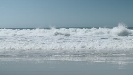 Große-Wellen-Brechen-Am-Strand-Zusammen,-Es-Sieht-So-Aus,-Als-Würden-Sie-Gegen-Die-Videokamera-In-Nazare,-Portugal,-Anlaufen