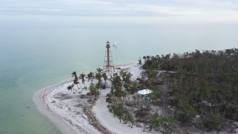 4K-Luftdrohnenclip,-Der-über-Den-Leuchtturm-Von-Sanibel-In-Richtung-Eines-Bootes-In-Sanibel,-Florida,-Fliegt