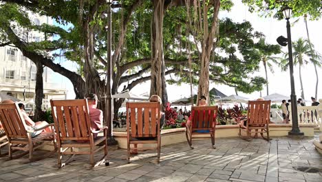 Honolulu,-Hawaii---2-De-Enero-De-2023:-Disfrutando-De-La-Tarde-En-El-Patio-Del-Emblemático-Moana-Surfrider