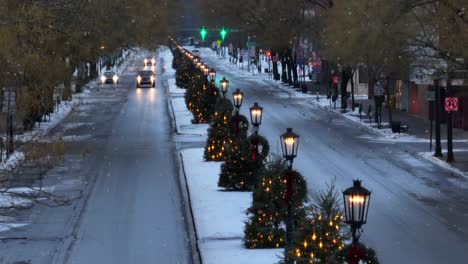 Langer-Luftzoom-Von-Weihnachtsbäumen,-Die-Die-Berühmte-Hauptstraße-In-Wellsboro,-Pa,-Säumen