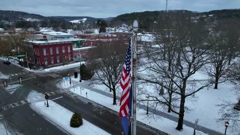 Nieve-Cayendo-Sobre-La-Pequeña-Ciudad-Americana-Wellsboro-Pennsylvania