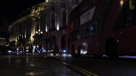 Kultiger-Roter-Bus-Und-Autos,-Die-Am-Piccadilly-Circus-Im-Zentrum-Von-London-Vorbeifahren