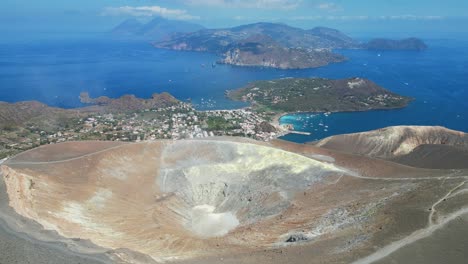 Vista-Panorámica-Del-Cráter-De-La-Isla-Volcánica-En-Las-Islas-Eolias-Volcánicas,-Sicilia,-Italia---Antena-4k