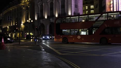 El-Icónico-Autobús-Rojo-Y-Los-Autos-Pasan-Por-La-Histórica-Valla-Publicitaria-Piccadilly-Circus-En-El-Centro-De-Londres.