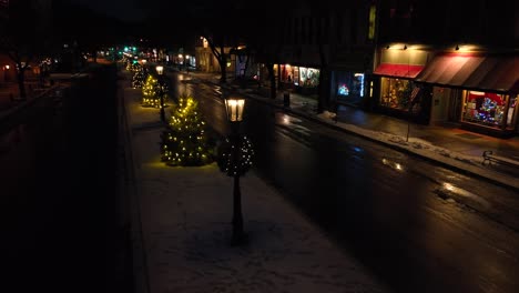 árboles-De-Navidad-En-La-Calle-Con-Nieve-Temprano-En-La-Mañana