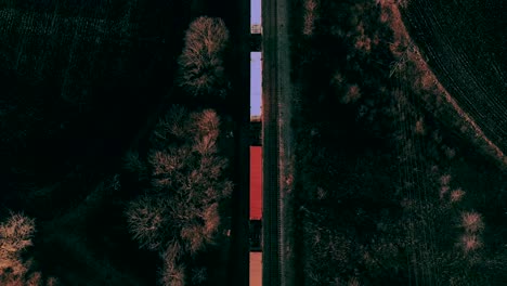 Aerial-Birdseye-über-Lang-Angehaltenen-Güterzug-Enthüllt-Wolkenlosen-Blauen-Himmel