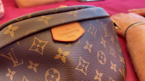 Echte-Louis-Vuitton-Monogramm-Segeltuch-Gürteltasche,-Luxus-Designer-Bananentasche,-Gürteltasche-In-Limitierter-Auflage,-4k-Nahaufnahme