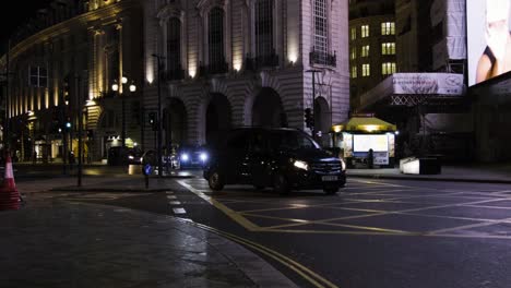 Kultiger-Roter-Bus-Und-Autos,-Die-Am-Piccadilly-Circus-Im-Zentrum-Von-London-Vorbeifahren