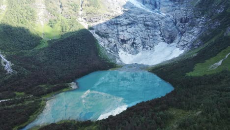 Glaciar-Boyabreen-Y-Lago-Debajo-De-él-En-Noruega
