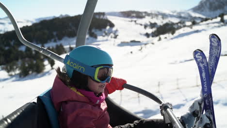 Niña-Feliz-Saludando-A-Su-Padre-Montando-Un-Remonte-Sobre-Un-Complejo-Nevado