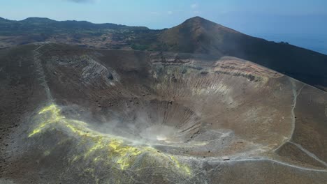 El-Cráter-De-La-Isla-De-Vulcano-Fuma-Vapor-Blanco-Amarillo-En-Las-Islas-Eolias,-Sicilia,-Italia---Antena-4k-Dando-Vueltas
