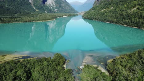 Der-Gletscherfluss-Mündet-In-Den-Lovatnet-Gletschersee-In-Norwegen