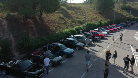 Vista-Aérea-A-Través-De-La-Fila-De-Autos-E30-Clásicos-De-La-Serie-Bmw-Estacionados-En-La-Reunión-De-Exhibición-De-Autos-Del-Club-De-Fans