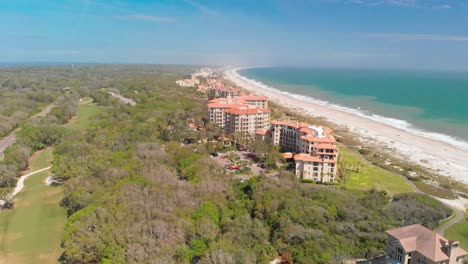 Aerial-view-of-coastal-resorts-in-the-forests-of-Amelia-Island-with-background-of-the-beach