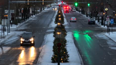 Antena-Ascendente-Lenta-Y-Cinematográfica-Con-Lente-De-Zoom-De-Lámparas-Y-árboles-De-Navidad-Que-Bordean-La-Calle-Principal-De-Wellsboro,-Pensilvania,-En-El-Condado-De-Tioga