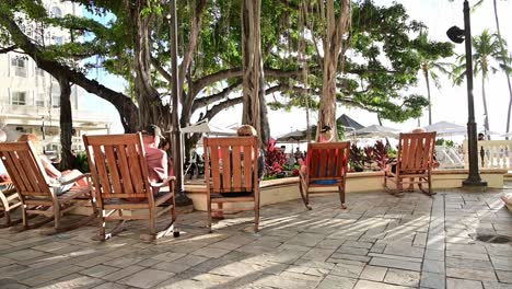 Honolulu,-Hawaii---2-De-Enero-De-2023:-Disfrutando-De-La-Tarde-En-El-Patio-Del-Emblemático-Moana-Surfrider