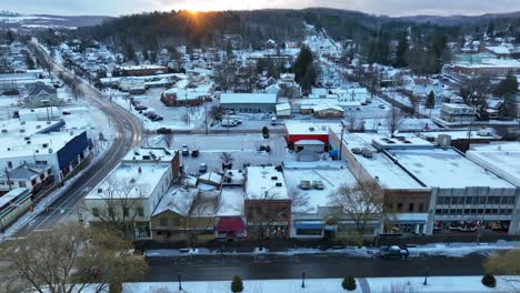 Toma-Aérea-De-Camiones-De-Tiendas-Y-Edificios-De-La-Calle-Principal-En-Un-Día-De-Nieve-En-Wellsboro-Pa