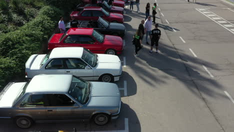 Vista-Aérea-Bmw-Serie-E30-Classic-Car-Show-Fan-Club-Reunión-Sobre-Fila-De-Autos-Estacionados