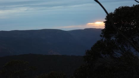 Am-Frühen-Morgen-Blick-Auf-Die-Berge-In-Den-Australischen-Alpen,-Wenn-Die-Sonne-Aufgeht-Und-Durch-Die-Wolken-Bricht