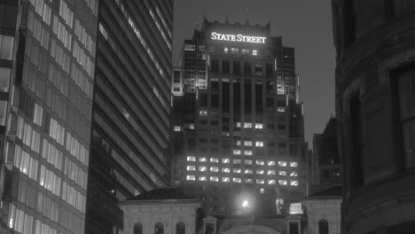 Hauptsitz-Der-State-Street-Corporation-Bei-Nacht-In-Schwarz-Und-Weiß