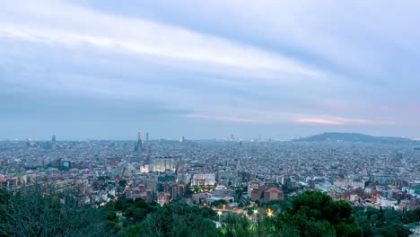 Heiliger-Gral-Zeitraffer-Der-Skyline-Von-Barcelona-An-Einem-Bewölkten-Tag