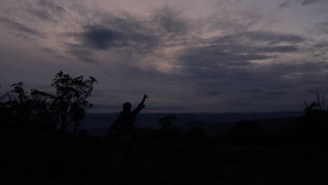 Die-Silhoutte-Eines-Mannes,-Die-Zu-Einem-Sonnenuntergang-In-Den-Alpinen-Bergen-Australiens-Tanzt