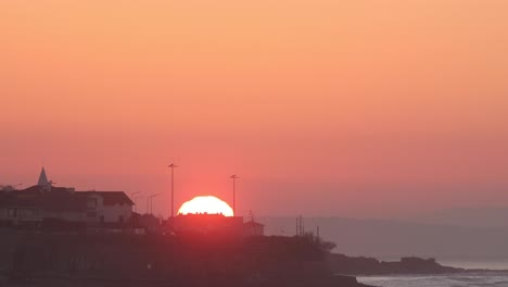 Goldener-Morgensonnenaufgang-über-Winterlandschaft-Landschaft-Zeitraffer---Cascais,-Portugal