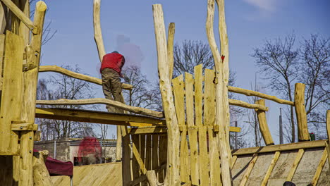 Zeitraffer-Von-Arbeitern,-Die-Holzgebäude-Zusammenbauen