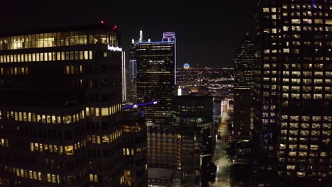 Drohnenaufnahme-Von-Wolkenkratzern-Bei-Nacht-In-Dallas,-Texas