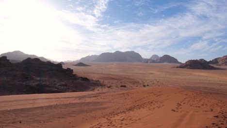 Remote-wilderness-of-red-sand-desert-and-mountainous-landscape-in-Wadi-Rum-on-the-Saudi-Arabia-border-in-Jordan,-Middle-East