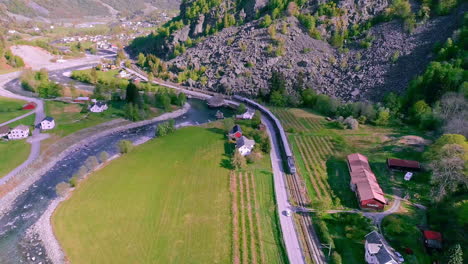 Zugfahrt-An-Einem-Fluss-In-Norwegen-Vorbei