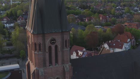 Vuelo-De-Drones-Alrededor-De-Una-Iglesia-En-El-Norte-De-Alemania-Con-La-Puesta-De-Sol