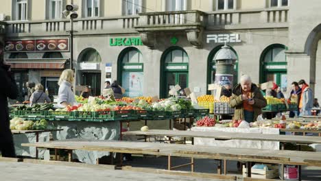 Gente-Caminando-Por-Las-Pequeñas-Calles-Del-Mercado-Dolac-Con-Frutas-Y-Verduras-Frescas-De-Las-Granjas-Croatas