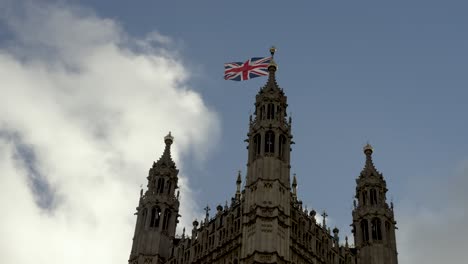 13-De-Enero-De-2023---Bandera-Británica-Union-Jack-Ondeando-En-El-Mástil-Completo-En-La-Parte-Superior-De-La-Torre-Victoria,-Westminster-Contra-El-Cielo-Azul