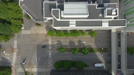 Top-down-view-of-an-intersection-with-traffic-in-Helsinki,-dolly-out