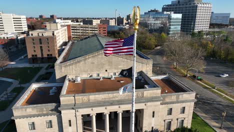 Usa-Flagge-Am-Kriegerdenkmal-In-NJ-Trenton