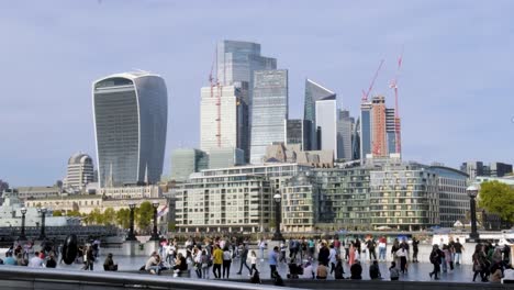 Menschen,-Die-An-Einem-Sonnigen-Tag-Mit-Klarem-Himmel-Mit-Blick-Auf-Die-Wolkenkratzer-Der-Stadt-London-Und-Moderne-Bürogebäude-Gehen