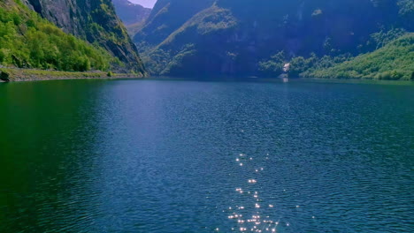 Fiordo-Pintoresco-En-Noruega---Paso-Aéreo-Sobre-La-Superficie-Del-Agua