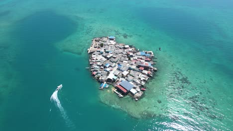 Famosa-Isla-Artificial-De-Santa-Cruz-Del-Islote,-Columbia-Ocean-Caribbean---Antena