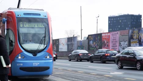 Leute-Warten-Auf-Die-Straßenbahn-In-Zagreb,-Kroatien