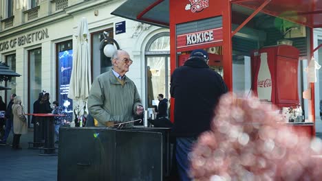 Hombre-Mayor-Comprando-Palomitas-De-Maíz-En-Un-Stand-En-El-Centro-De-Zagreb,-Croacia