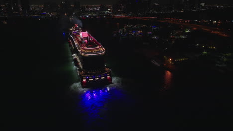 Vista-Aérea-Del-Crucero-Que-Llega-Al-Puerto-De-Miami-En-Medio-De-La-Noche-Y-Se-Prepara-Para-Atracar