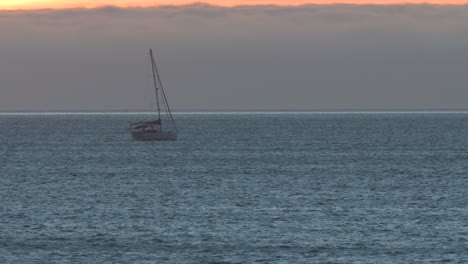 Tropischer-Sonnenuntergang-Mit-Fischerschiff-Mitten-Im-Atlantik