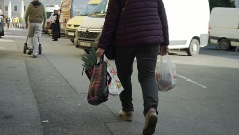 Frau-Mit-Zwei-Vollen-Betteln-Mit-Frischem-Obst-Und-Gemüse-Vom-Lokalen-Markt-Auf-Dem-Nachhauseweg-In-Zagreb,-Kroatien