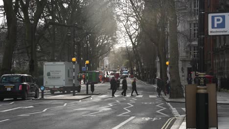 13-De-Enero-De-2023---Personas-Que-Cruzan-La-Carretera-En-Millbank-Road-En-Westminster