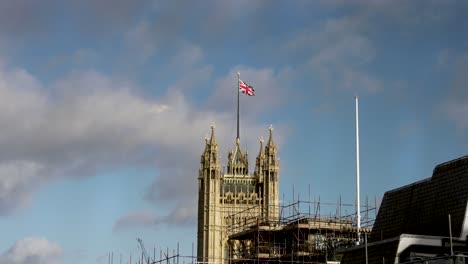 Plano-General-De-La-Bandera-De-Gran-Bretaña-Ondeando-En-La-Parte-Superior-De-La-Torre-Victoria---Casas-Del-Parlamento-En-Londres