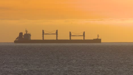 Atlantischer-Sonnenuntergang-Mit-Vogelschwarm-Und-Großem-Boot