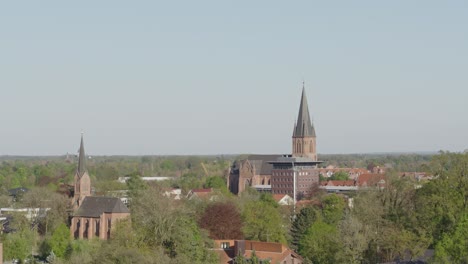 Centro-De-La-Ciudad-En-El-Norte-De-Alemania-Papenburg-Con-Dos-Iglesias-En-Un-Hermoso-Día-De-Primavera